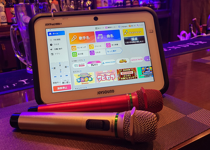 最新カラオケ機のJOYPadとマイク